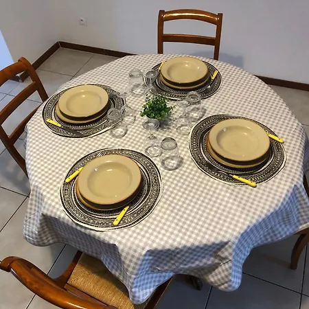 Les Acacias Apartment