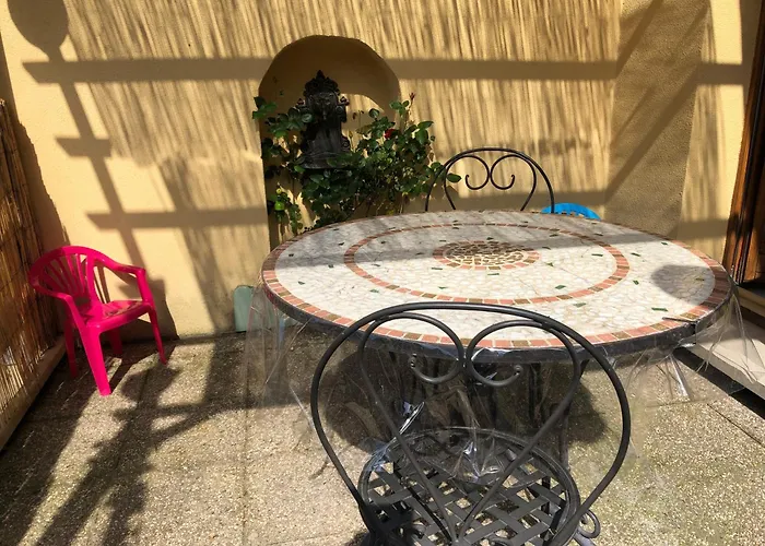 Les Acacias Apartment *